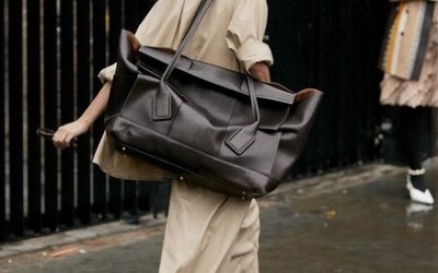 Большая сумка через плечо: повседневная эстетика и практичность